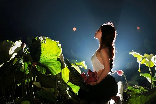 [-]Bộ[-]ảnh[-]thiếu[-]nữ[-]vai[-]trần[-]trong[-]bộ[-]ảnh[-]lạ[-]"Sen[-]đêm"[-]gây[-]sốt[-]dân[-]mạng